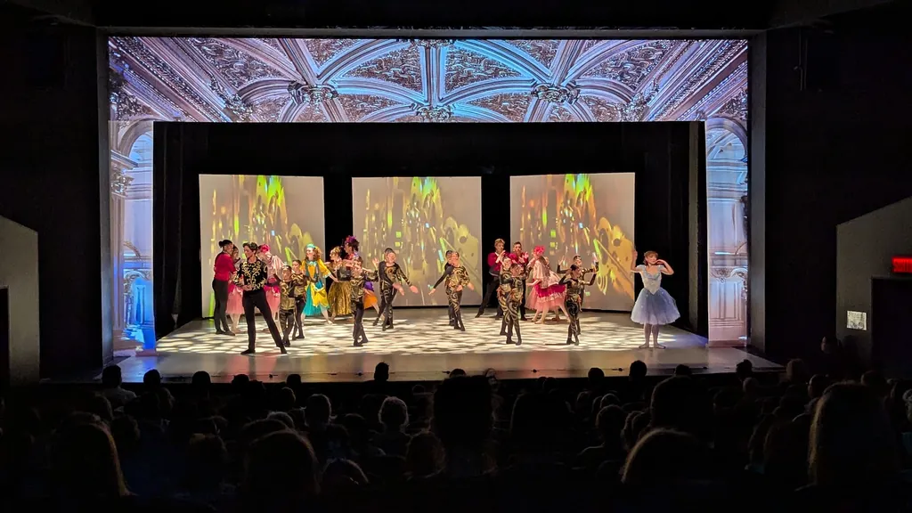 Spectacle de danse en salle patrimoniale, danseurs en costumes colorés et projections vidéo — concepteur d’éclairage et opérateur, Ballet Ouest de Montréal, tournée des Maritimes, Halifax.